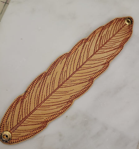Leather feather embroiderd braclet